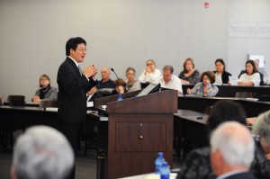 Professor Ben Liu teaches a CLE course during this year's annual Alumni Reunion weekend.